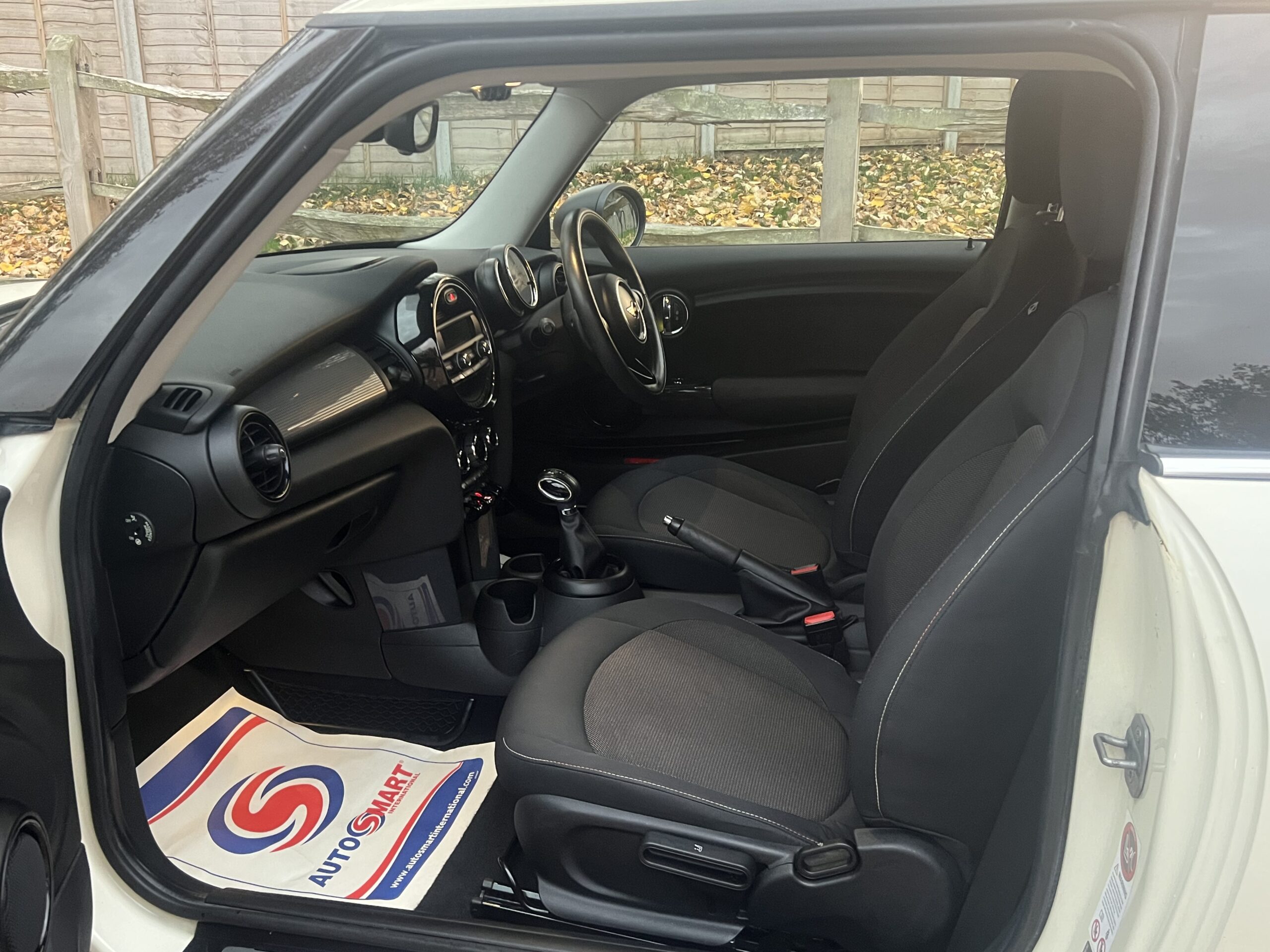 
								Mini One 2015 White full									