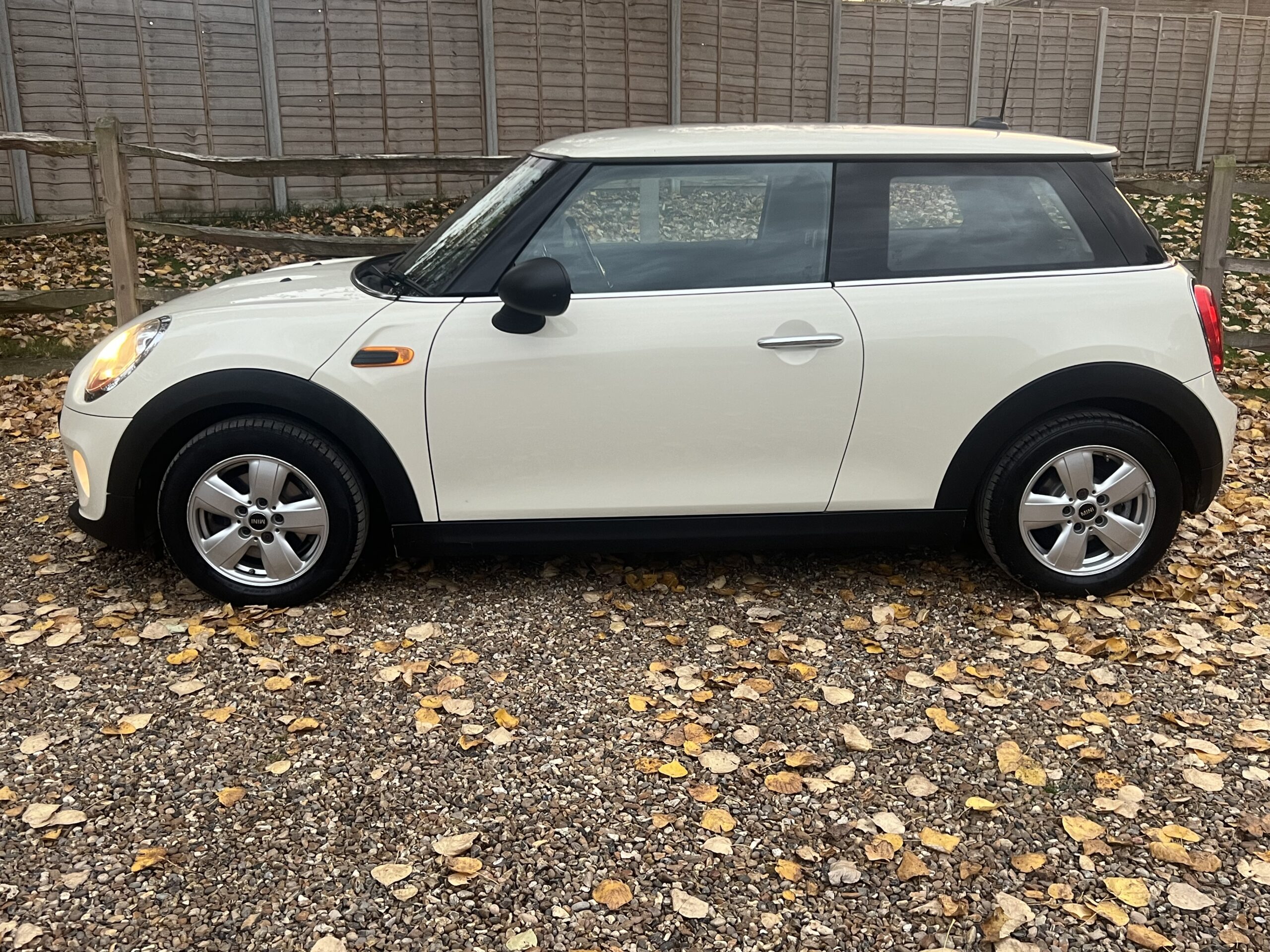 
								Mini One 2015 White full									