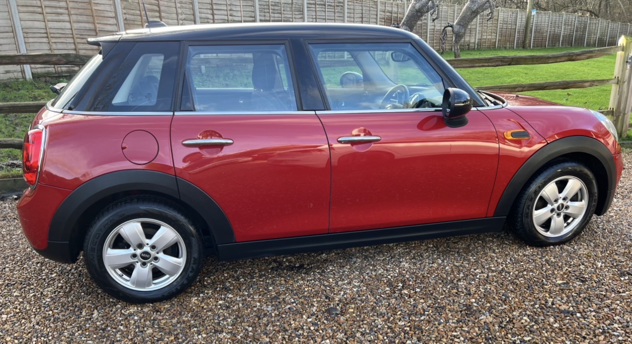 
								Mini Cooper Hatch 1.5 Red full									