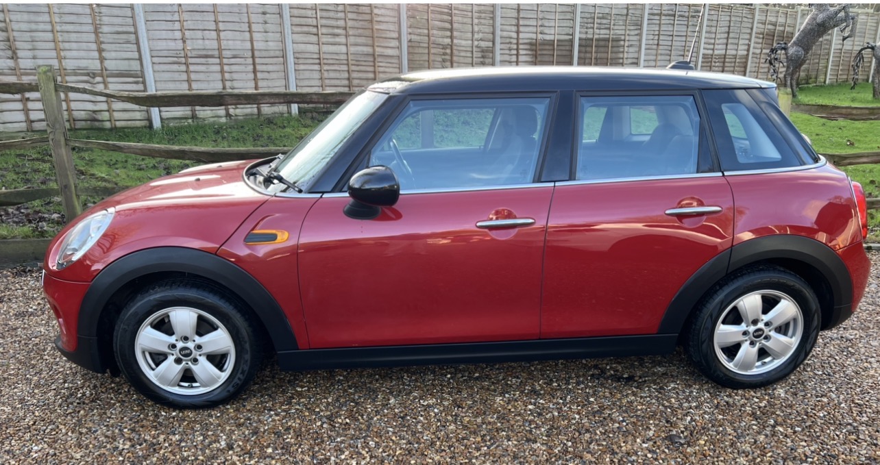 
								Mini Cooper Hatch 1.5 Red full									