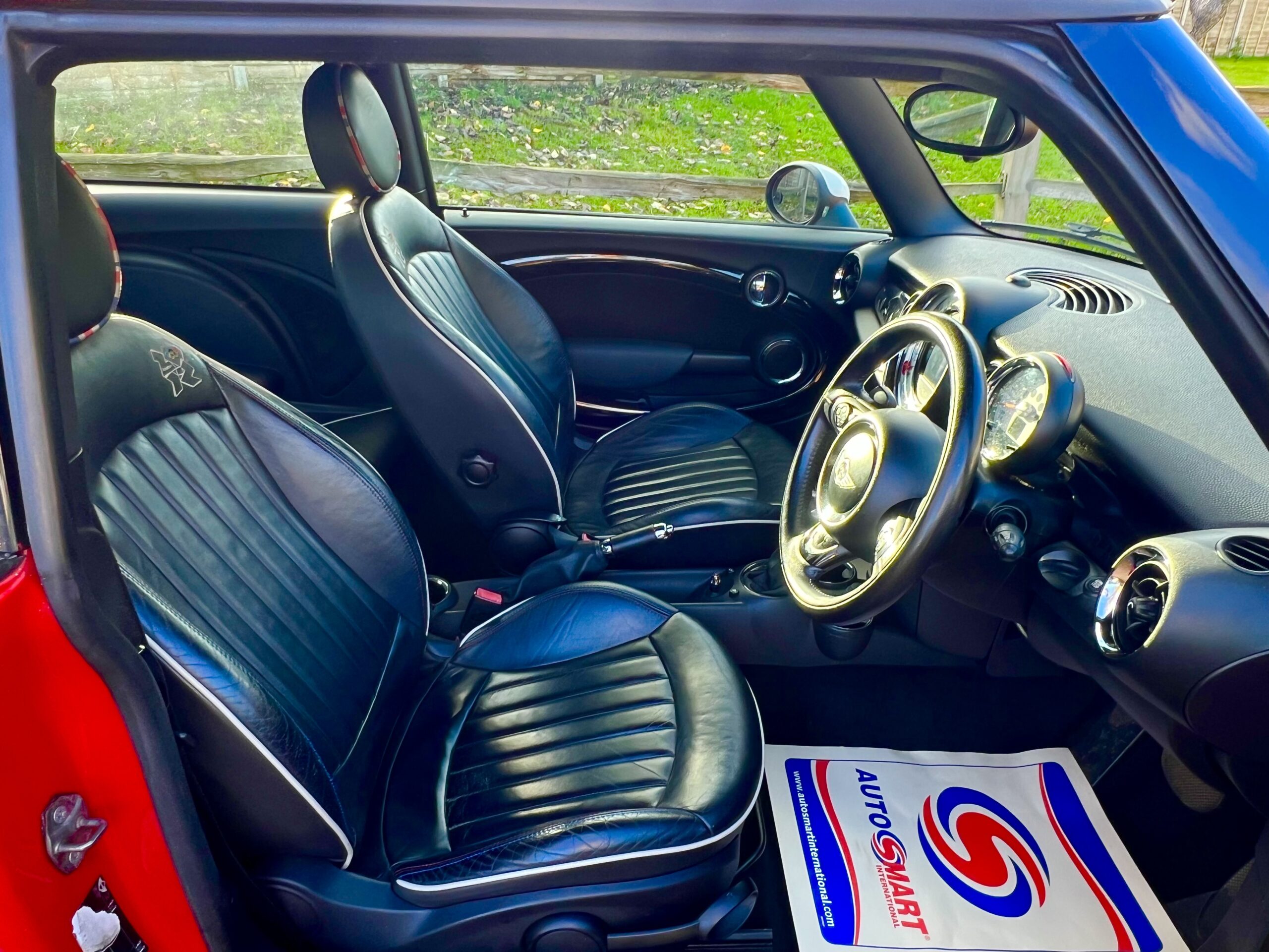 
								Limited edition Mini London Red full									
