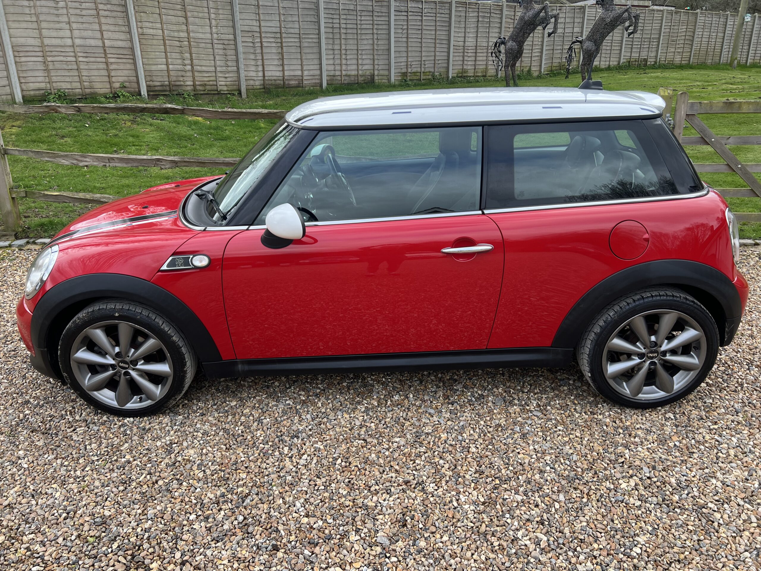 
								Limited edition Mini London Red full									