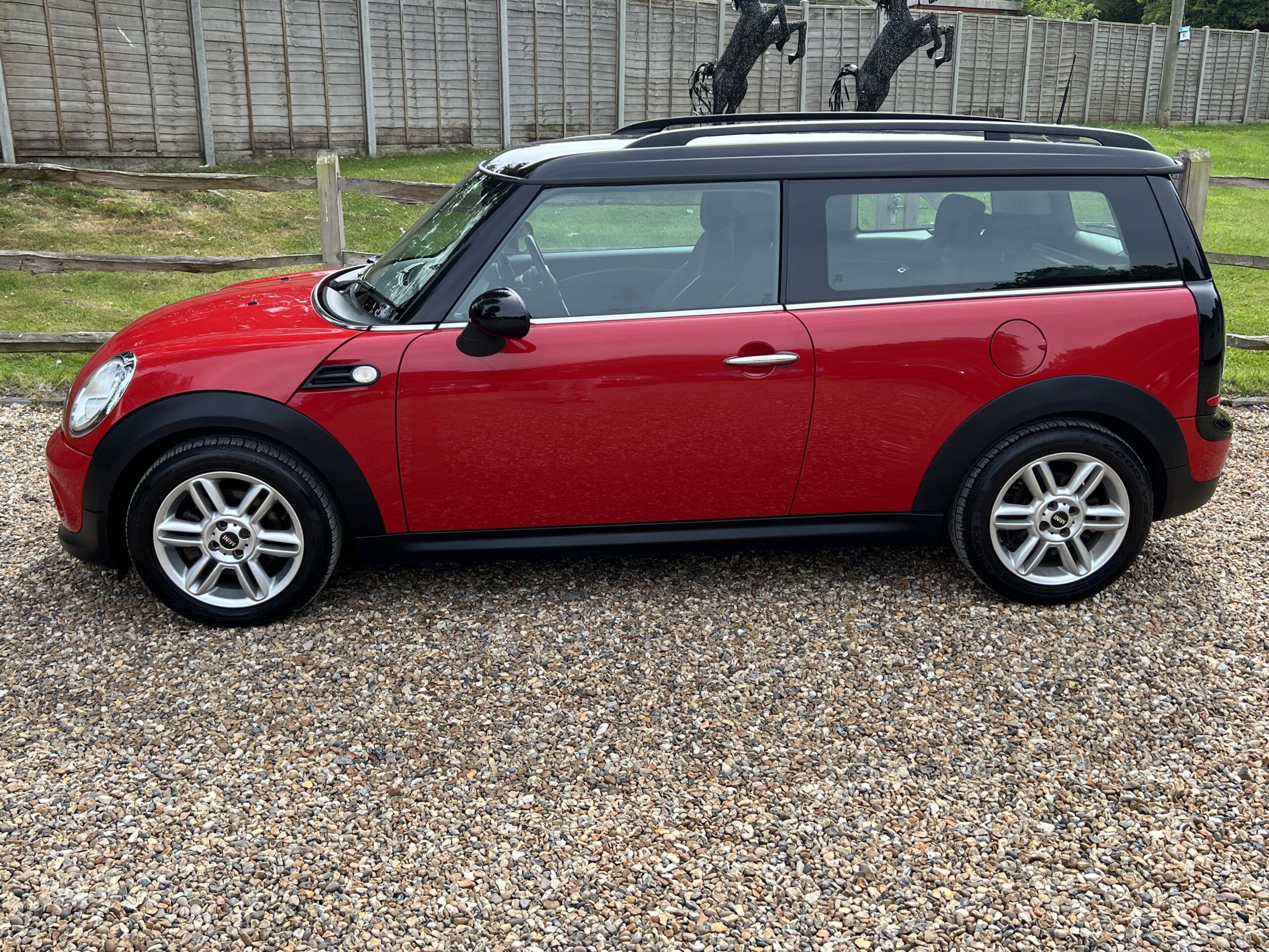 
								Mini Clubman Cooper 1.6 Estate Red full									