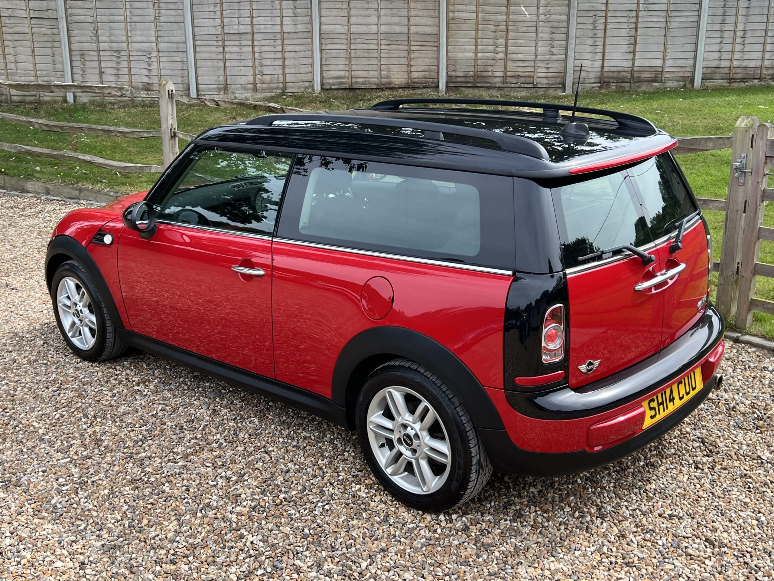 
								Mini Clubman Cooper 1.6 Estate Red full									