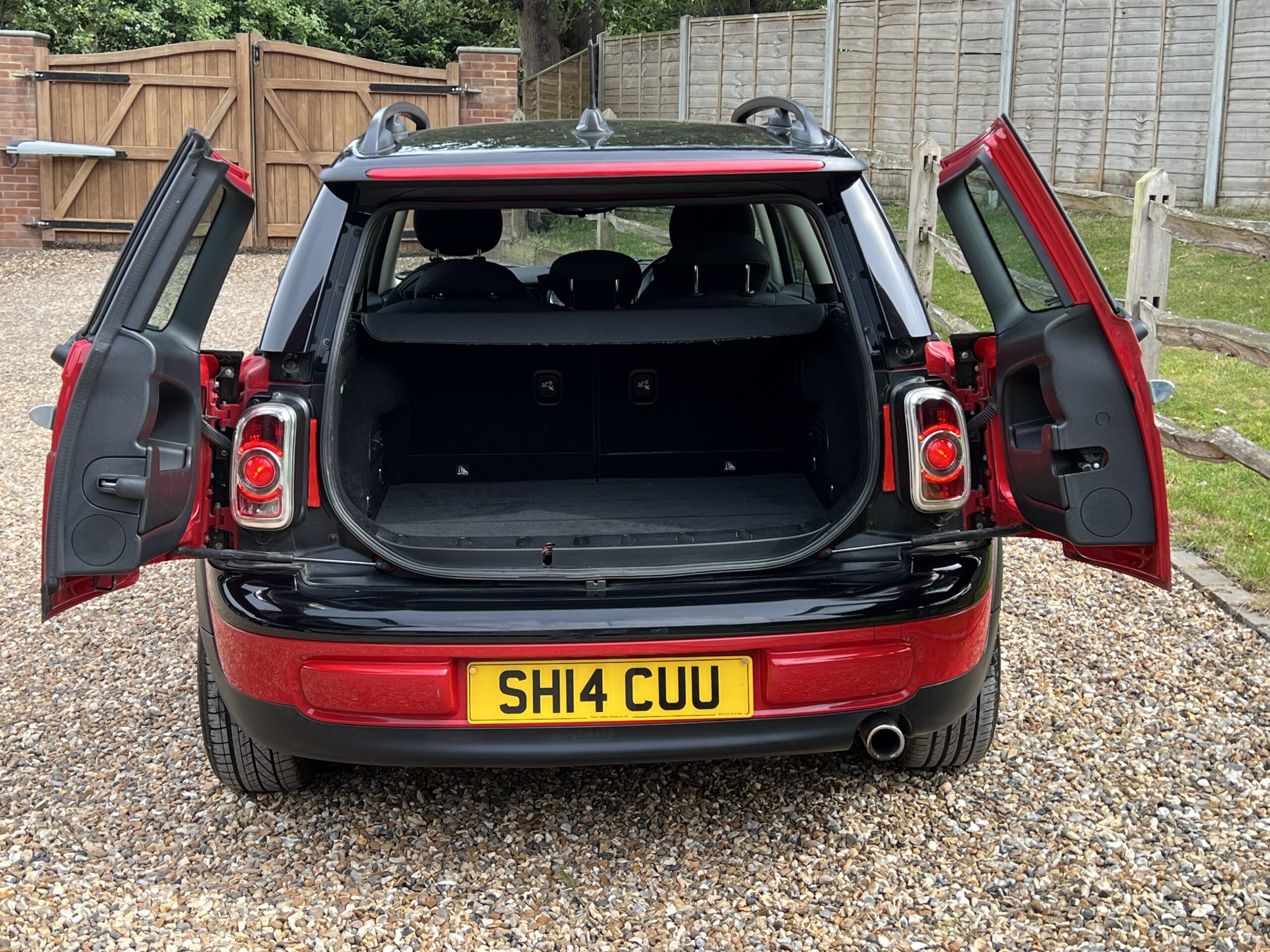 
								Mini Clubman Cooper 1.6 Estate Red full									