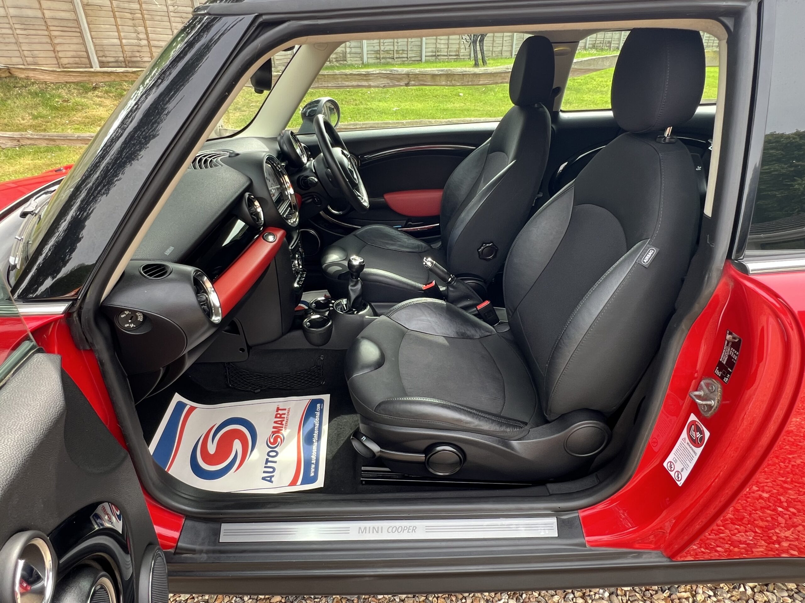 
								Mini Clubman Cooper 1.6 Estate Red full									