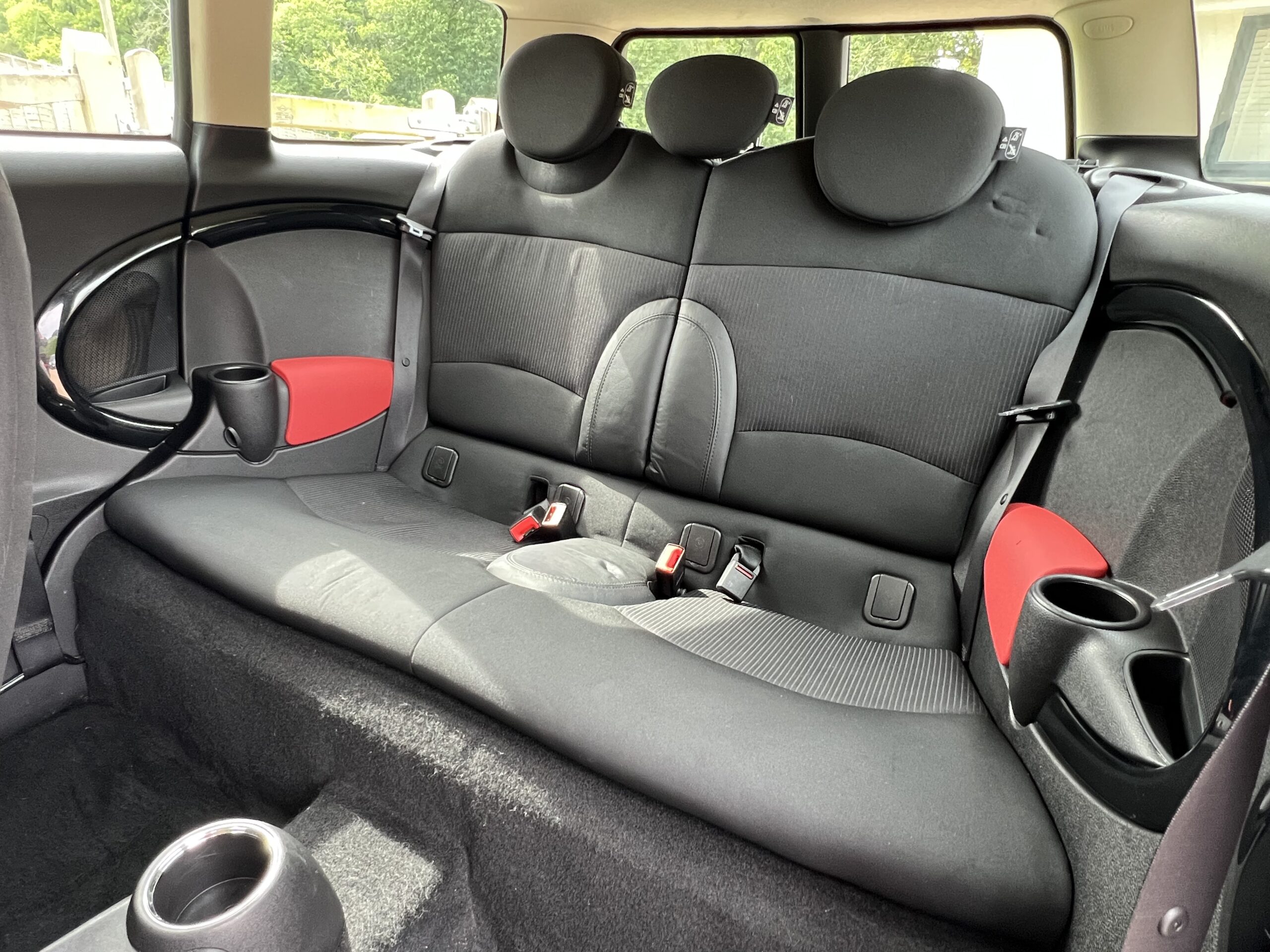 
								Mini Clubman Cooper 1.6 Estate Red full									