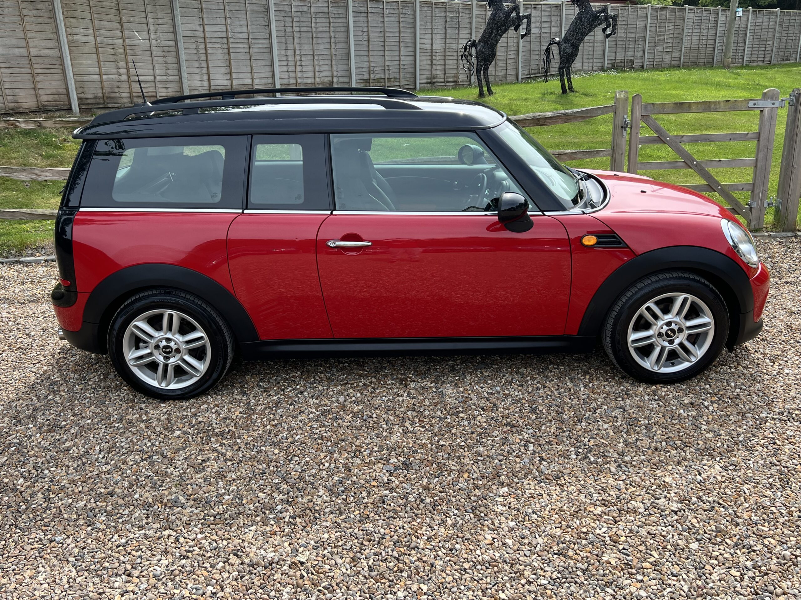 
								Mini Clubman Cooper 1.6 Estate Red full									