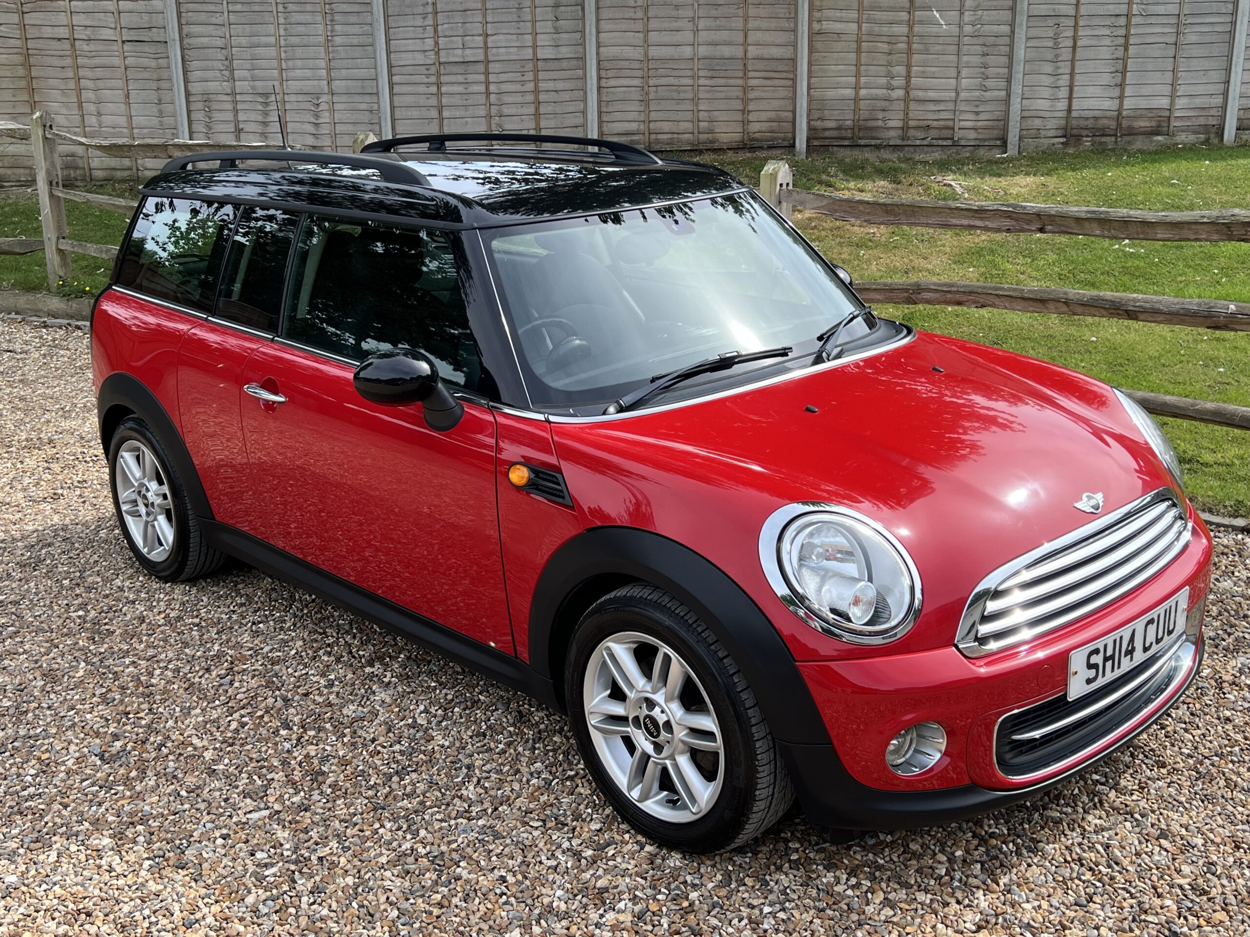 
								Mini Clubman Cooper 1.6 Estate Red full									