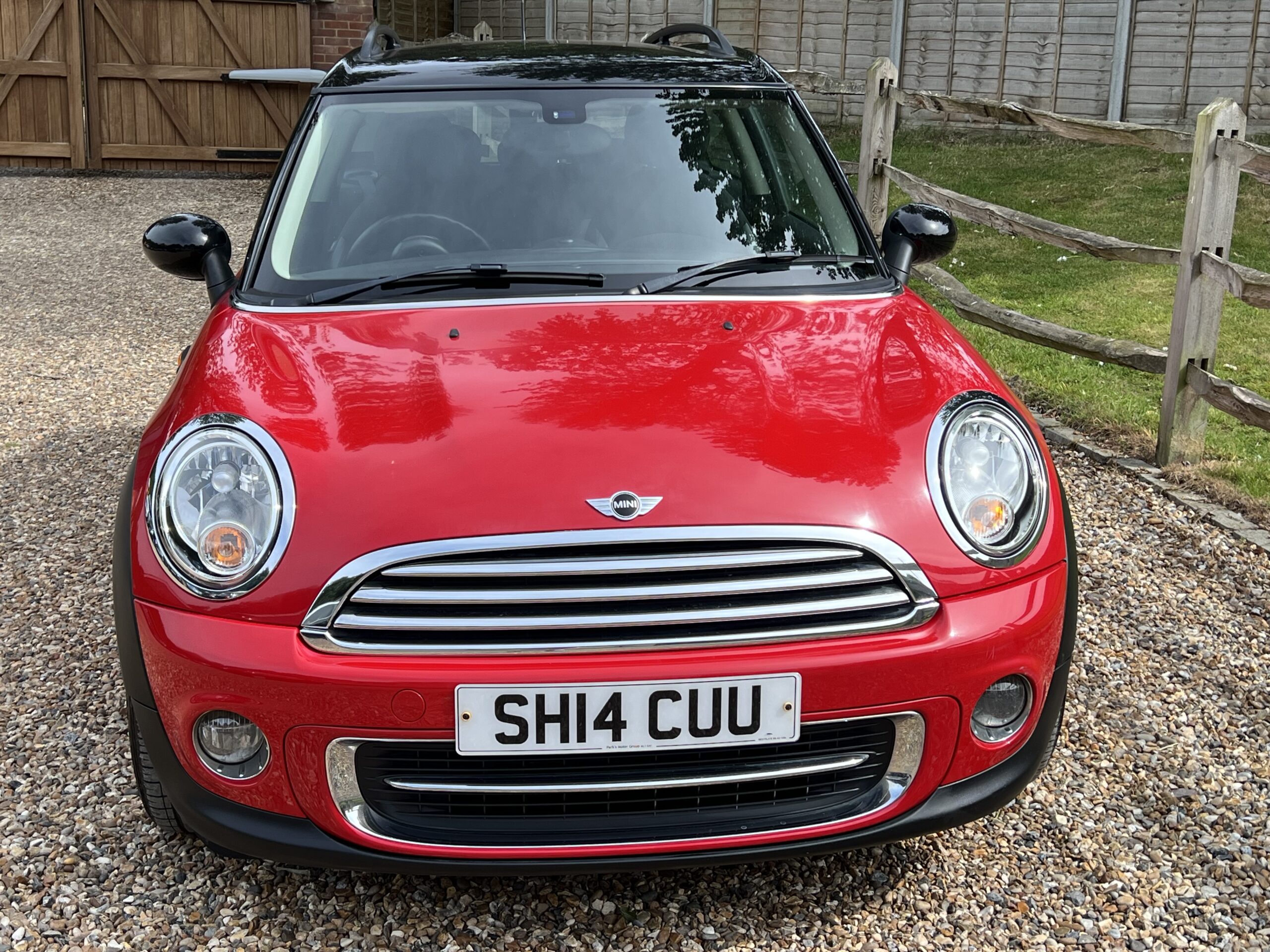 
								Mini Clubman Cooper 1.6 Estate Red full									