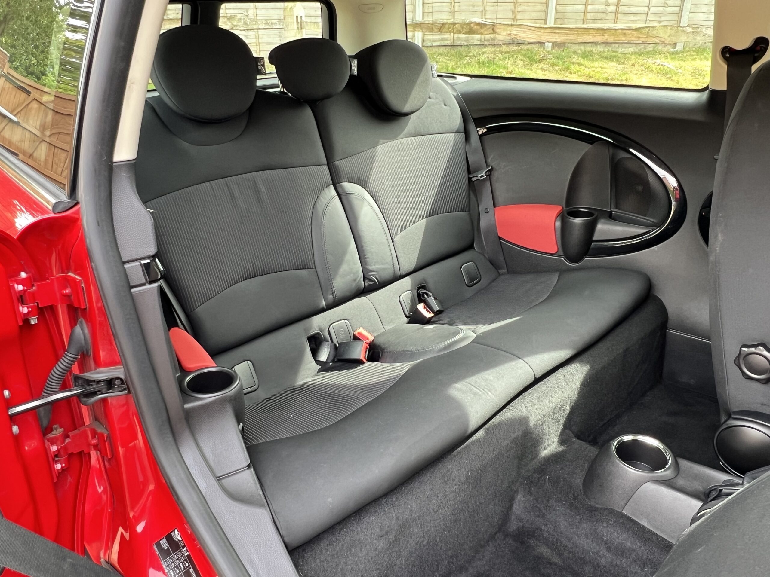 
								Mini Clubman Cooper 1.6 Estate Red full									