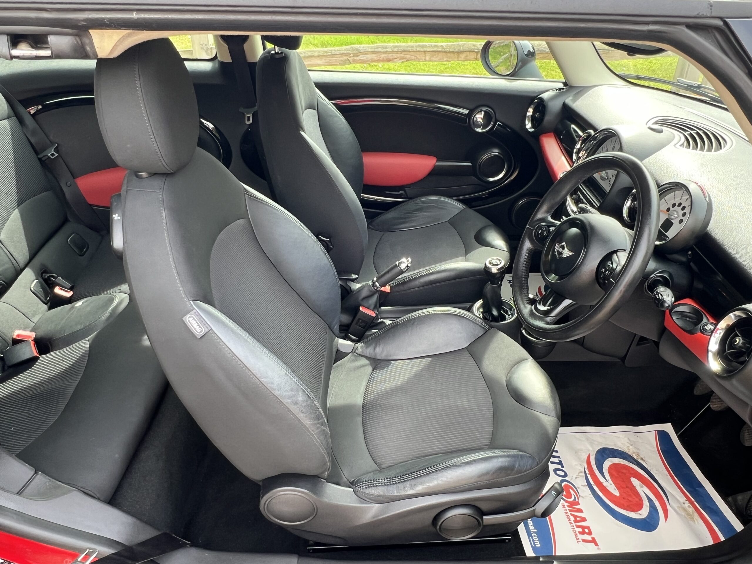 
								Mini Clubman Cooper 1.6 Estate Red full									