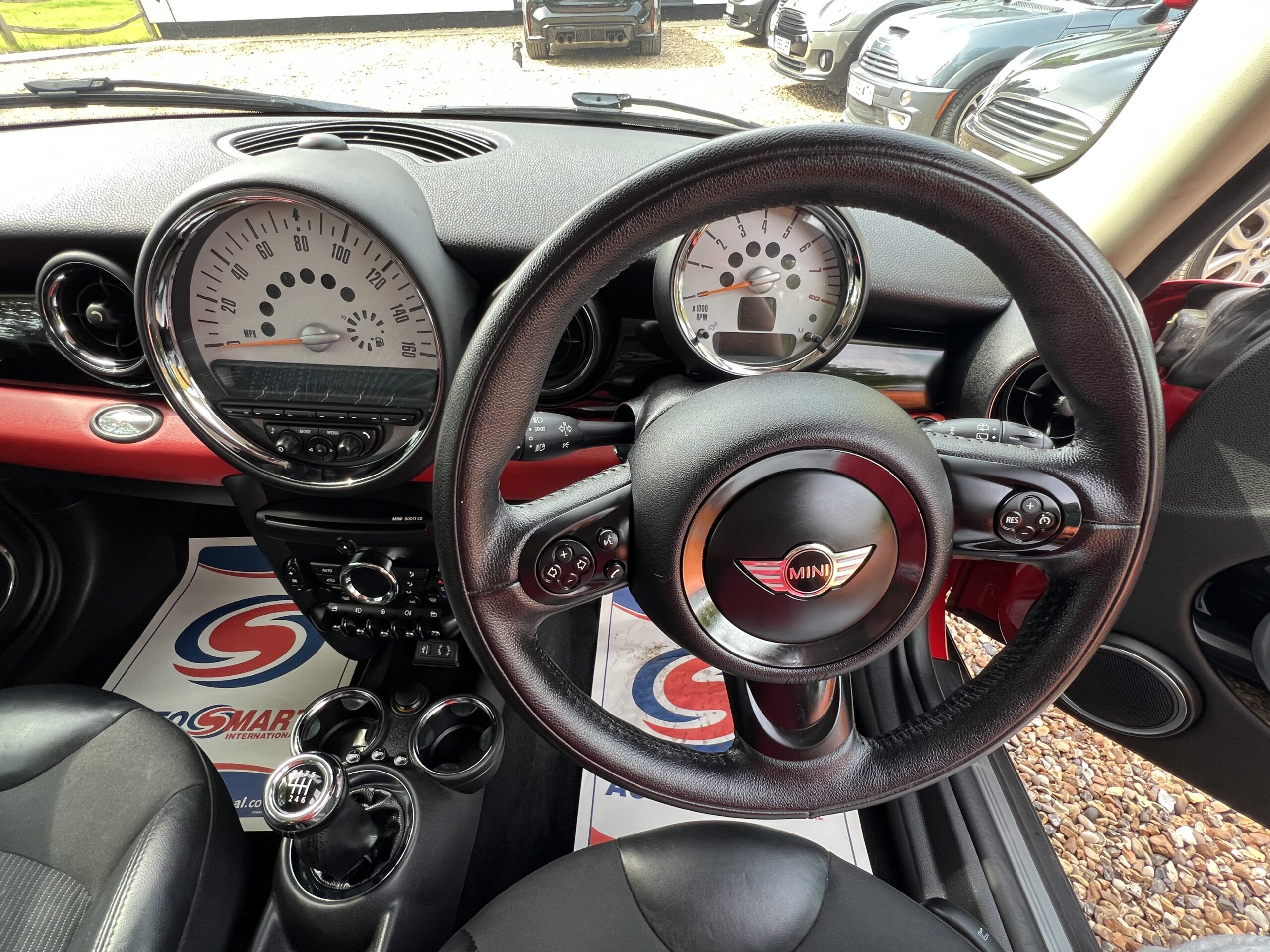 
								Mini Clubman Cooper 1.6 Estate Red full									