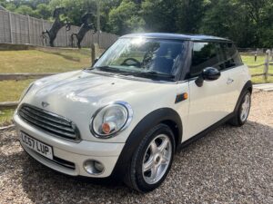 Mini Cooper 1.6 AUTO, Only 11,000 Miles White