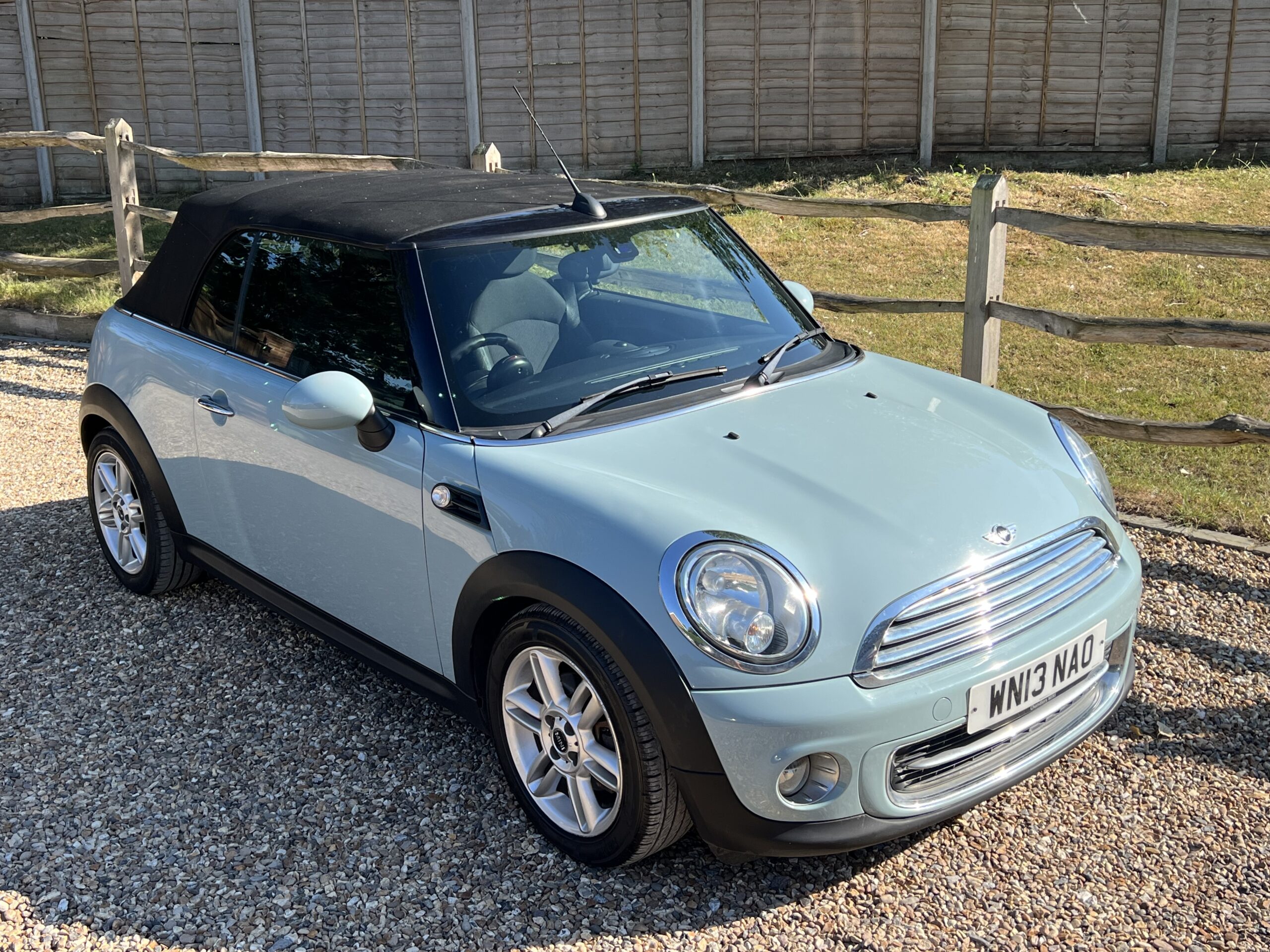 
								Mini Cooper Convertible Blue 1.6 full									