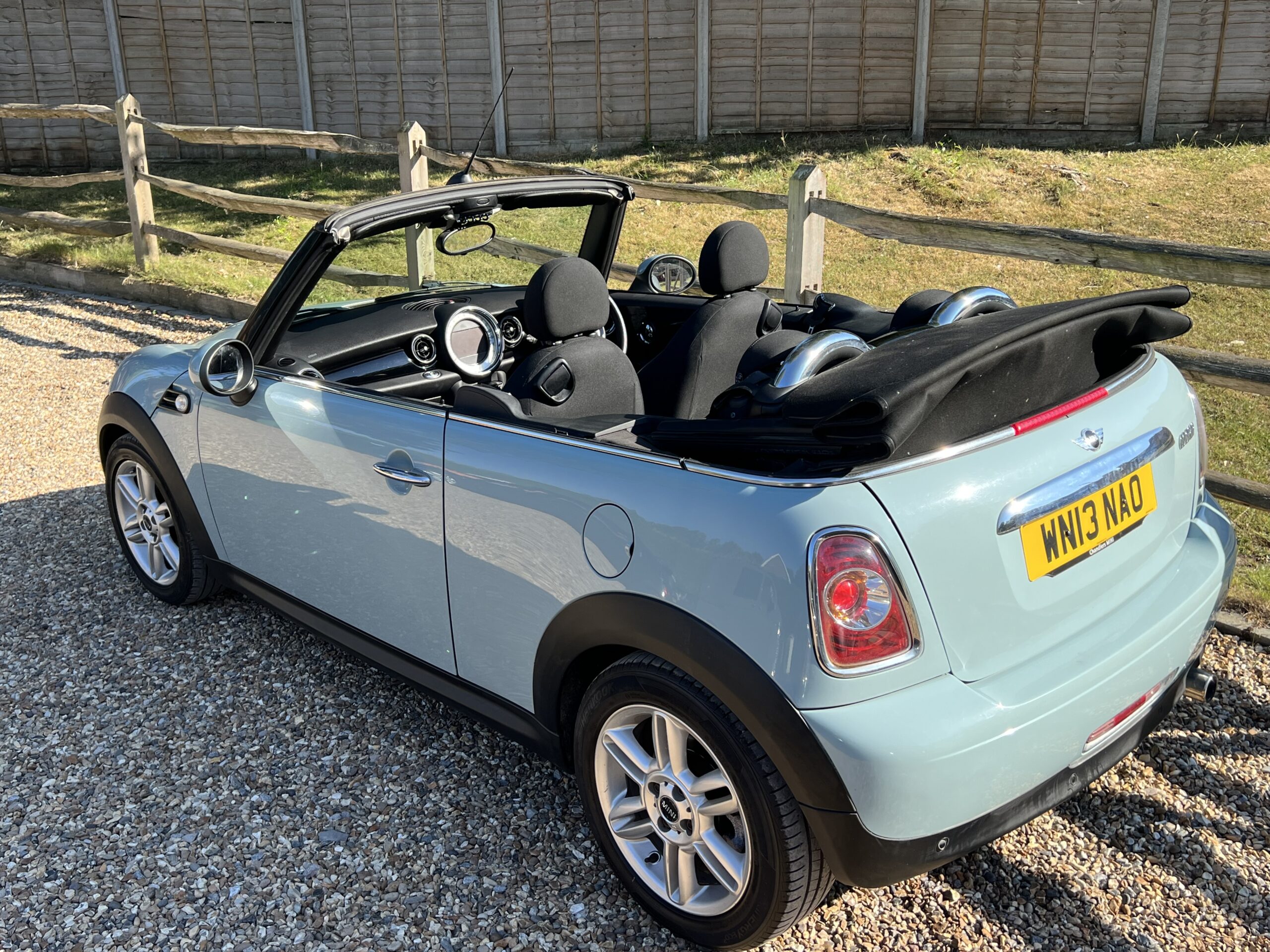 
								Mini Cooper Convertible Blue 1.6 full									