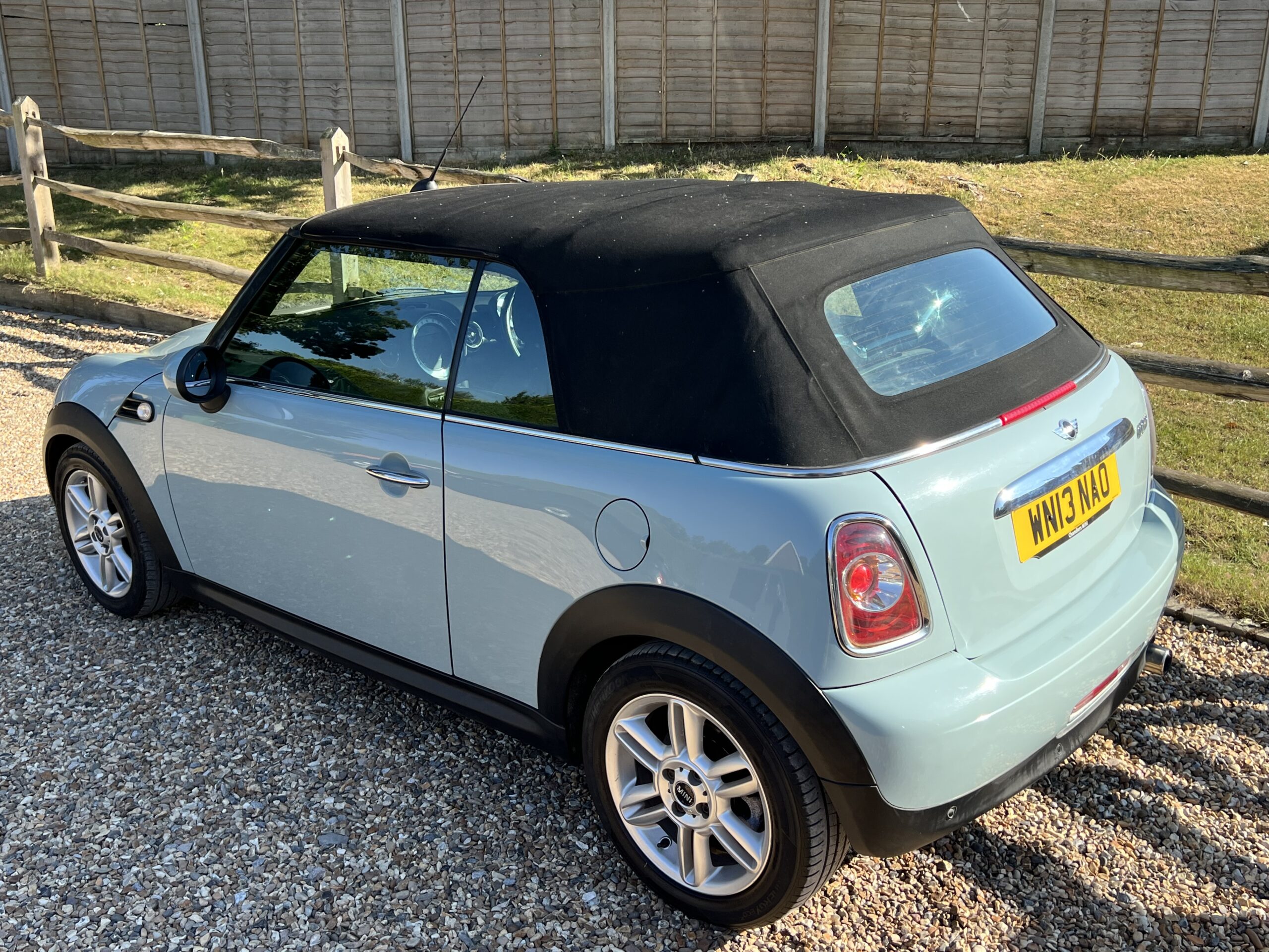 
								Mini Cooper Convertible Blue 1.6 full									