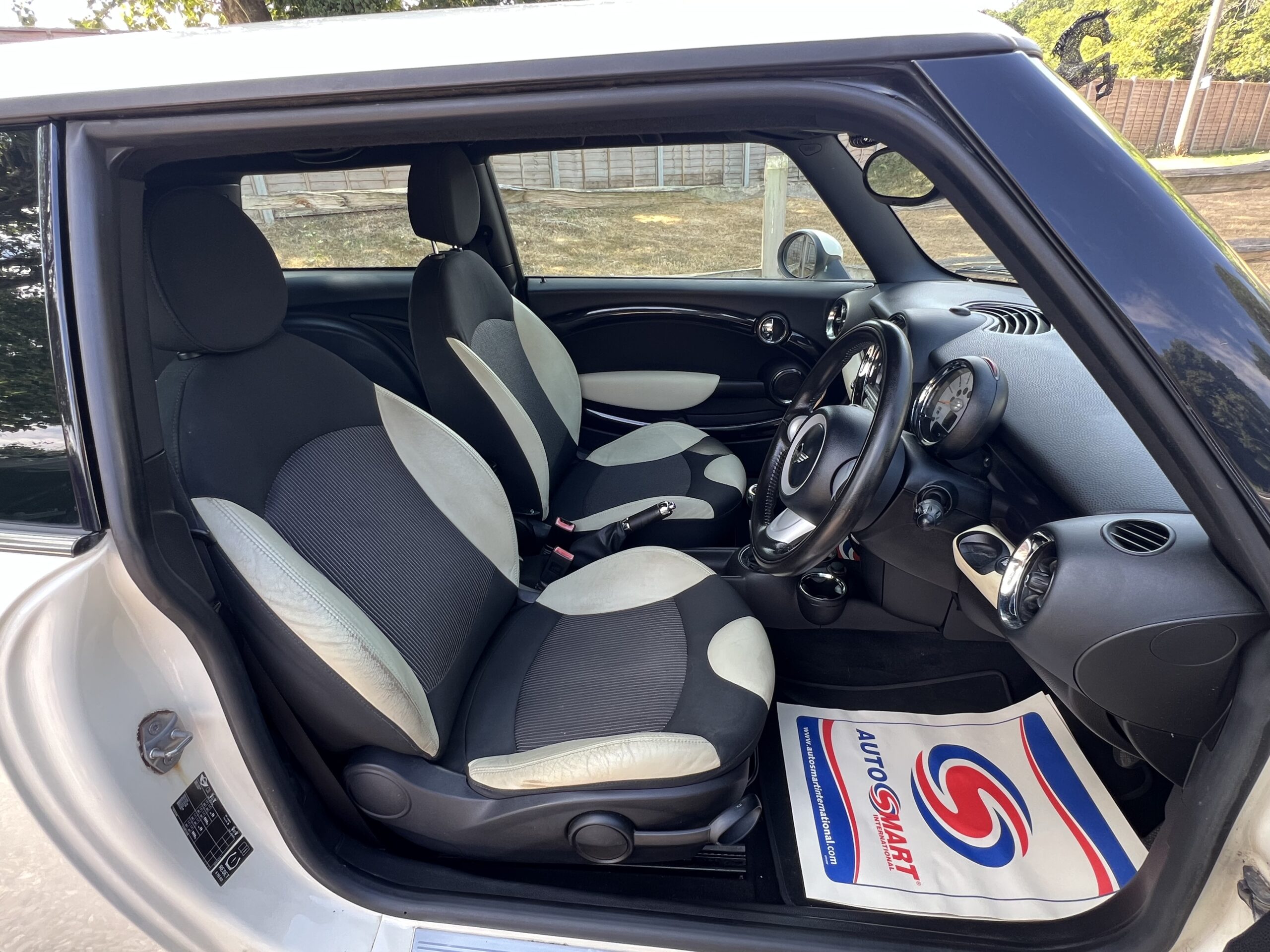 
								MINI COOPER 1.6 WHITE 2010 full									