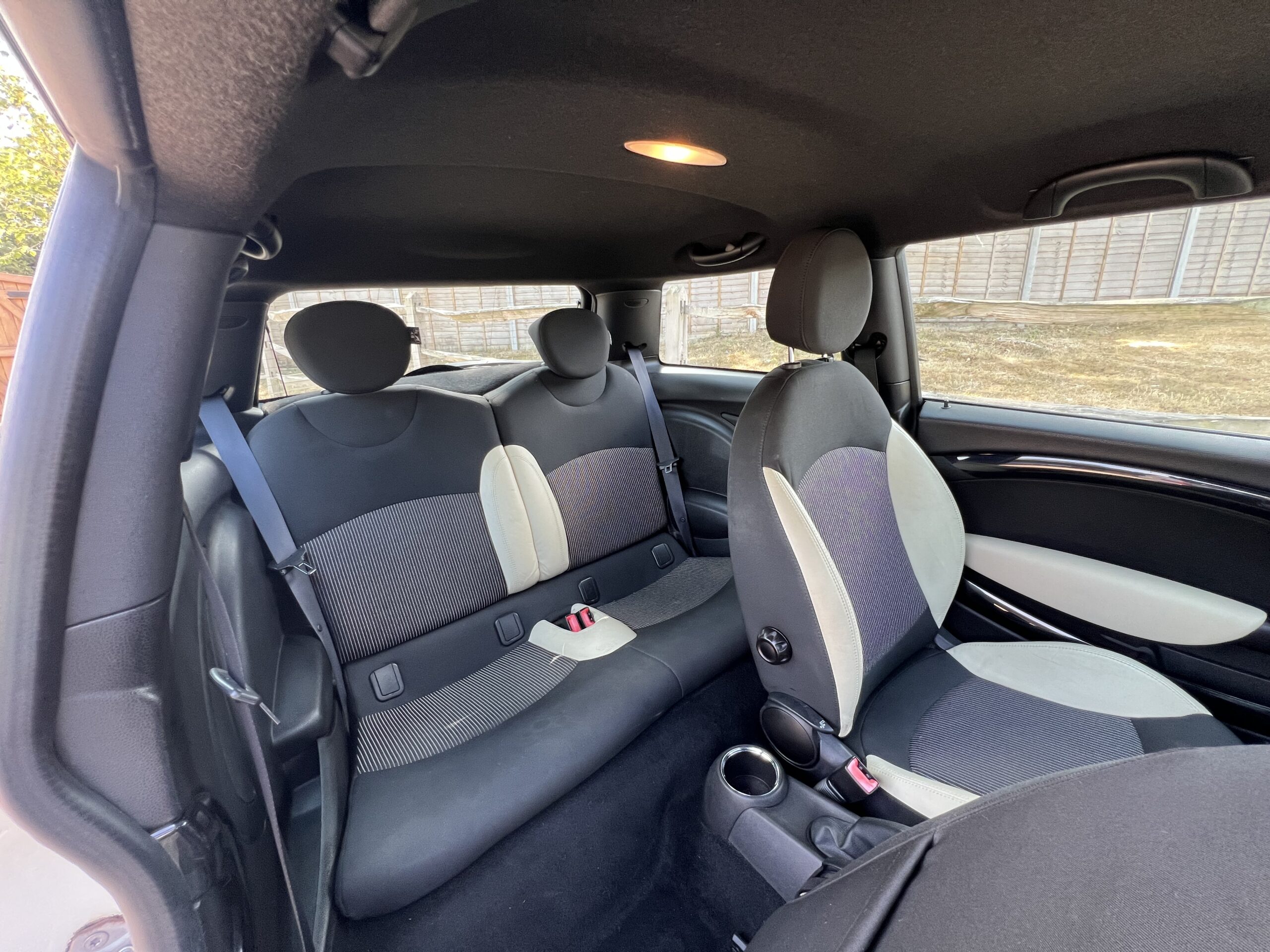 
								MINI COOPER 1.6 WHITE 2010 full									