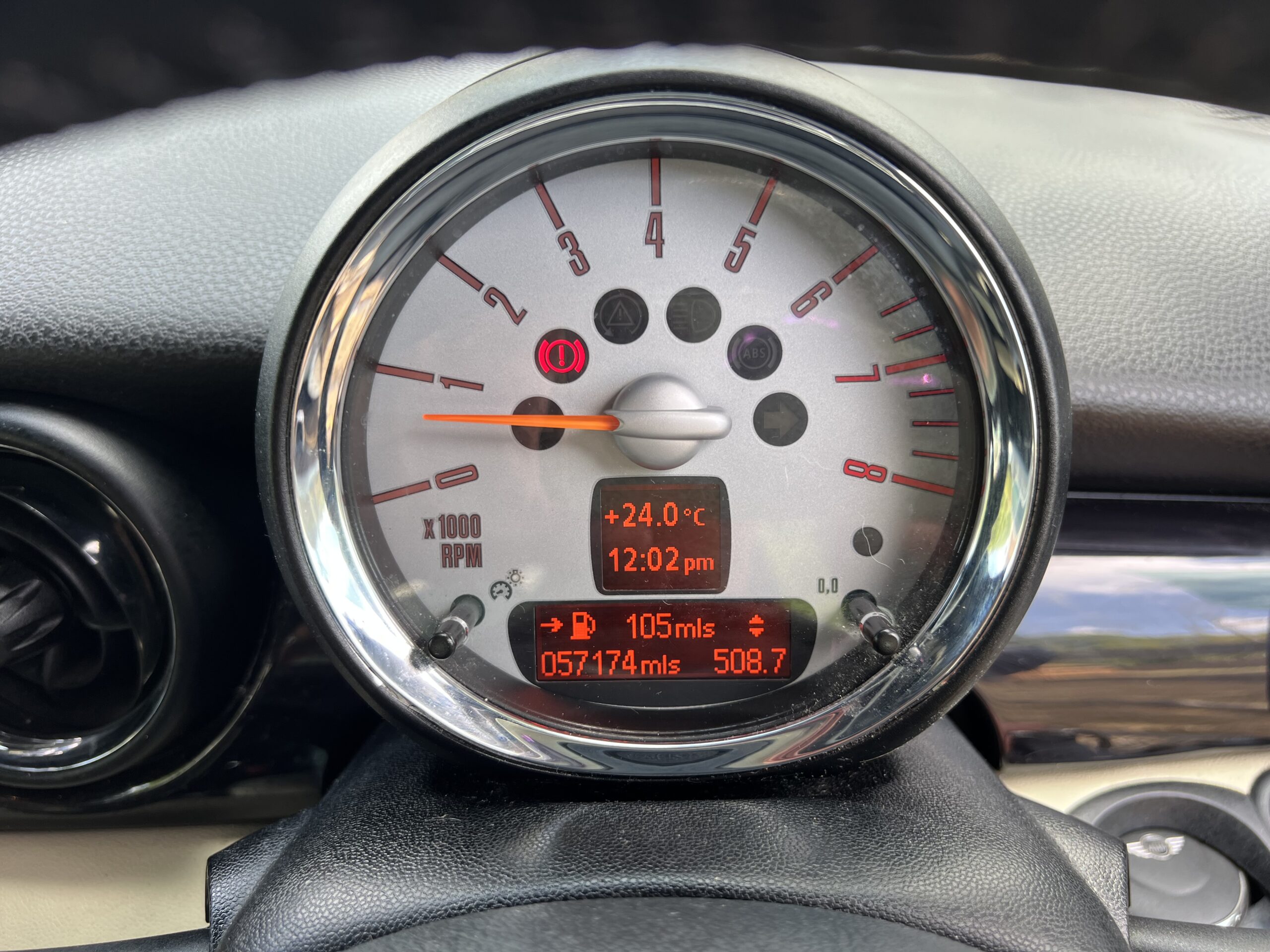 
								MINI COOPER 1.6 WHITE 2010 full									
