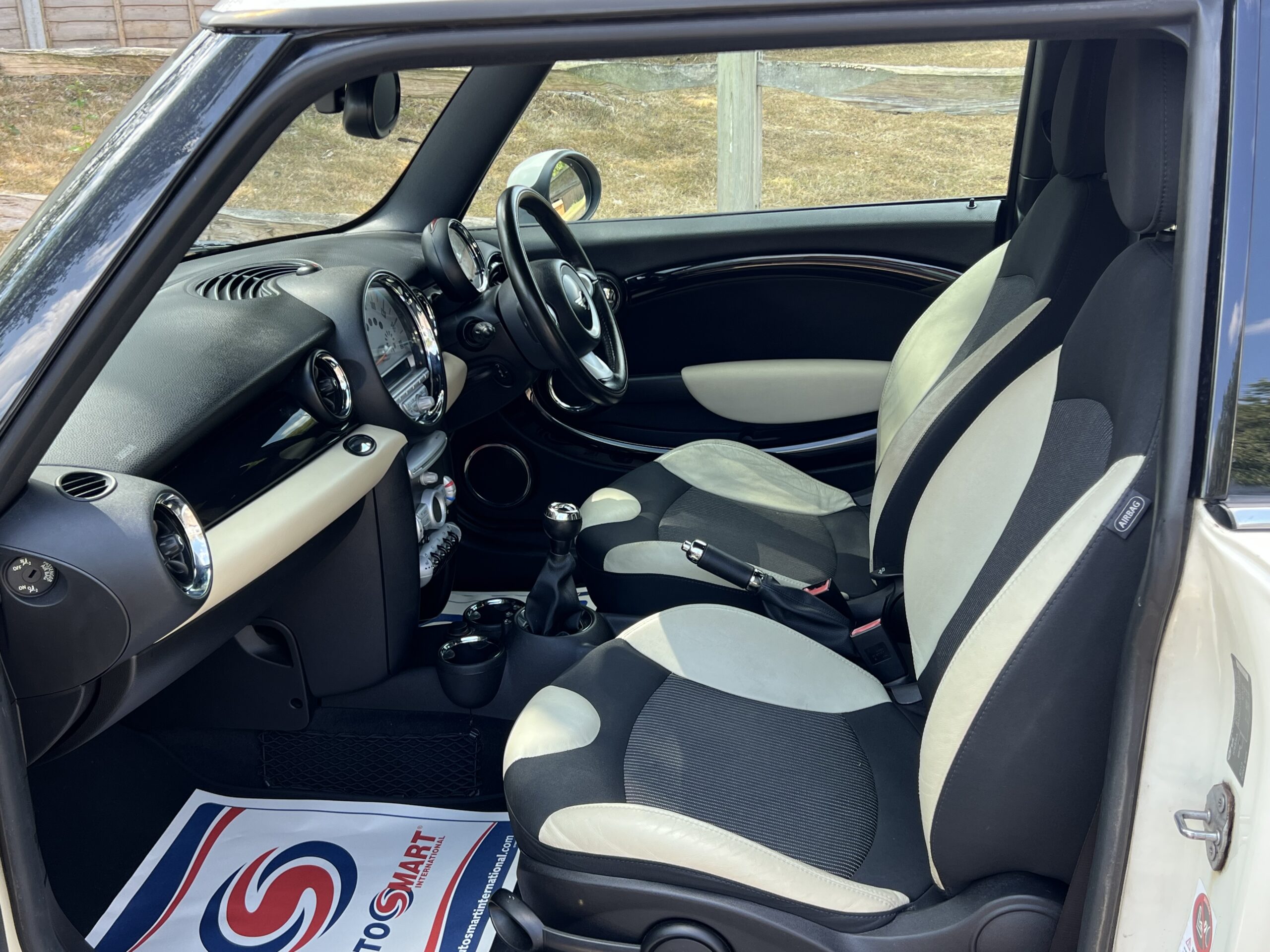 
								MINI COOPER 1.6 WHITE 2010 full									