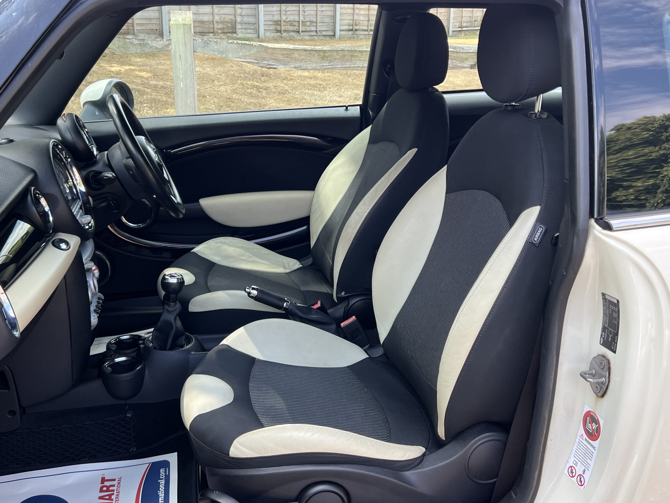 
								MINI COOPER 1.6 WHITE 2010 full									