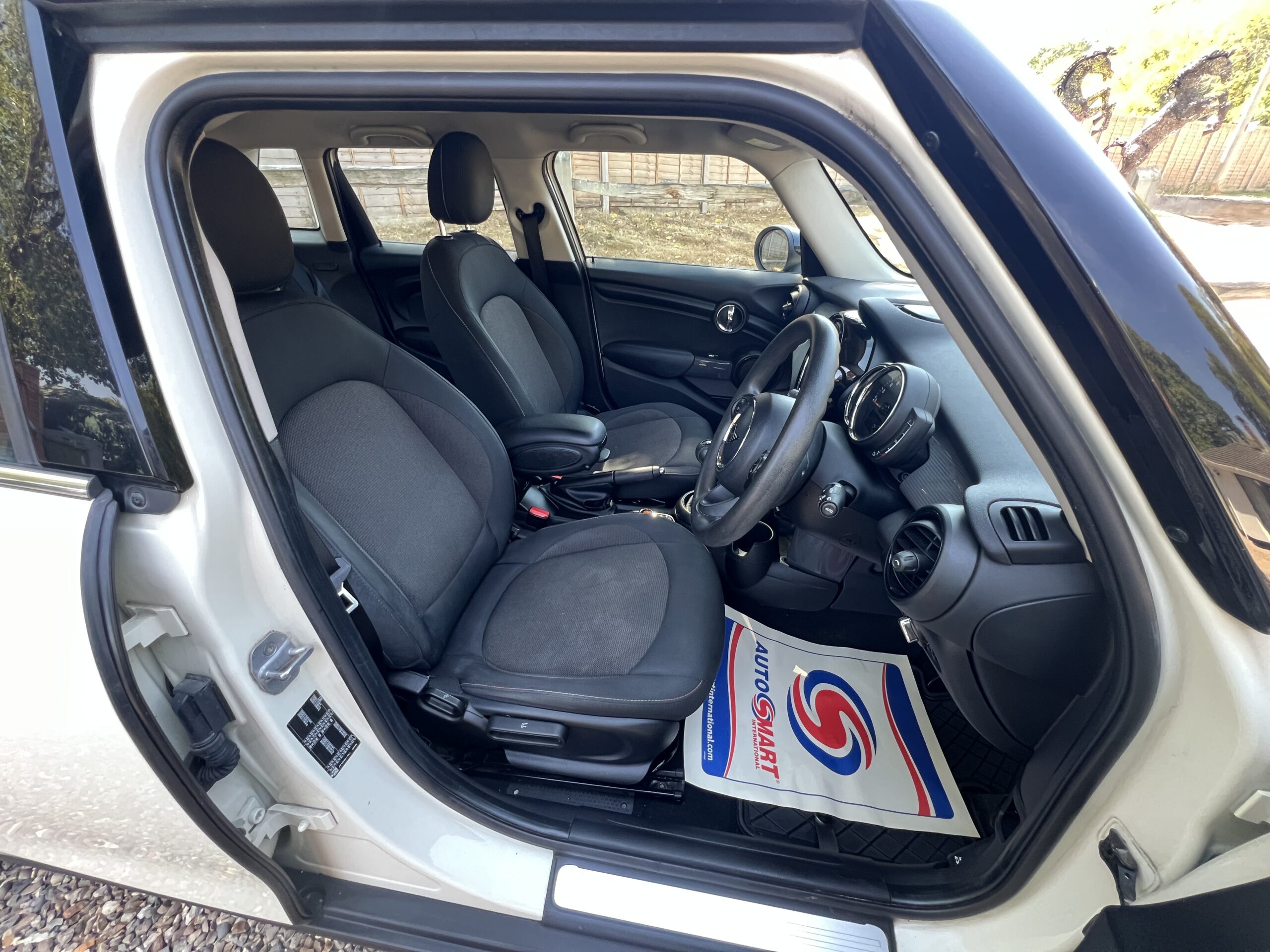 
								Mini Cooper 1.5 2018 White full									
