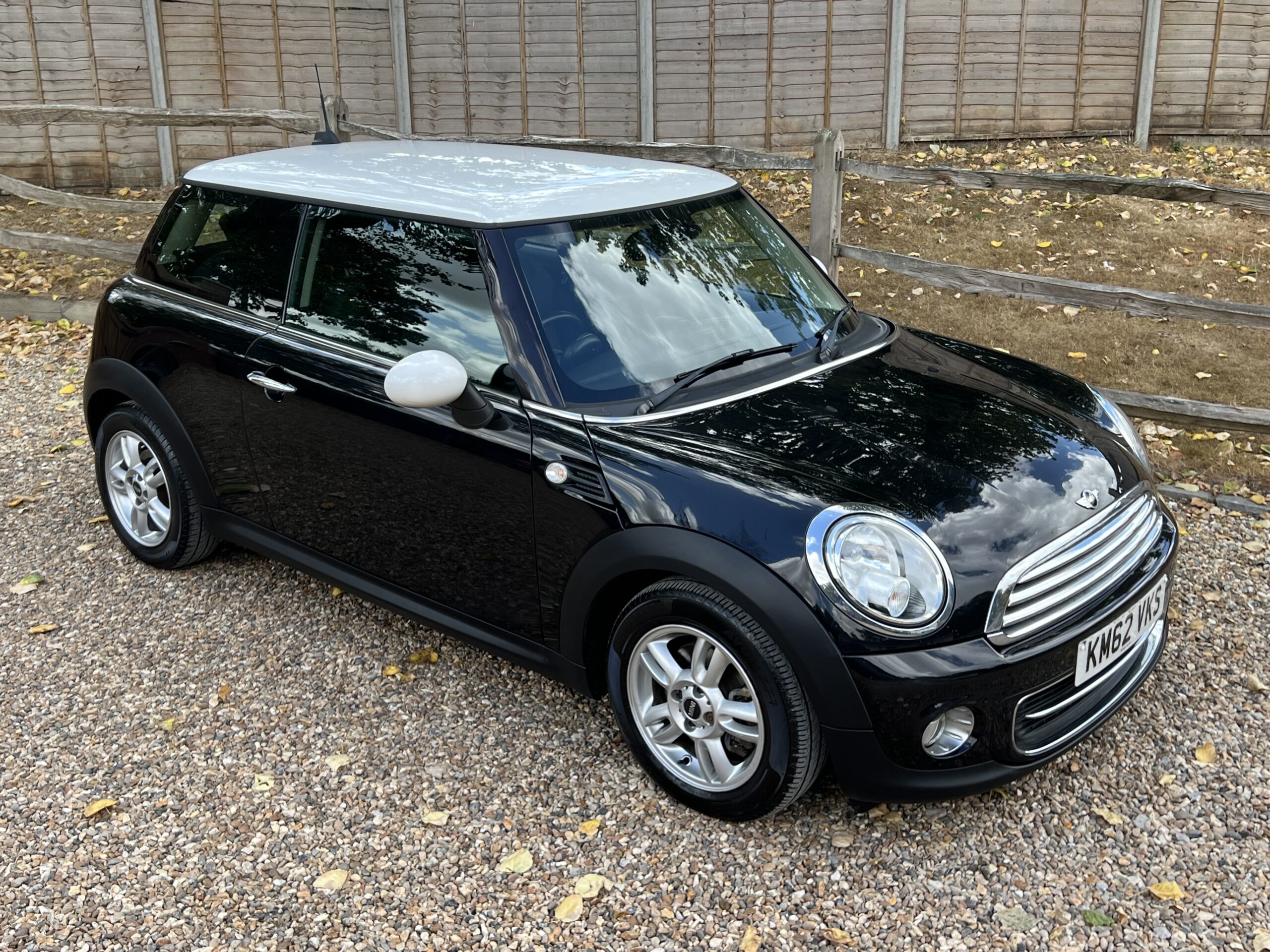 
								MINI COOPER 1.6 BLACK full									