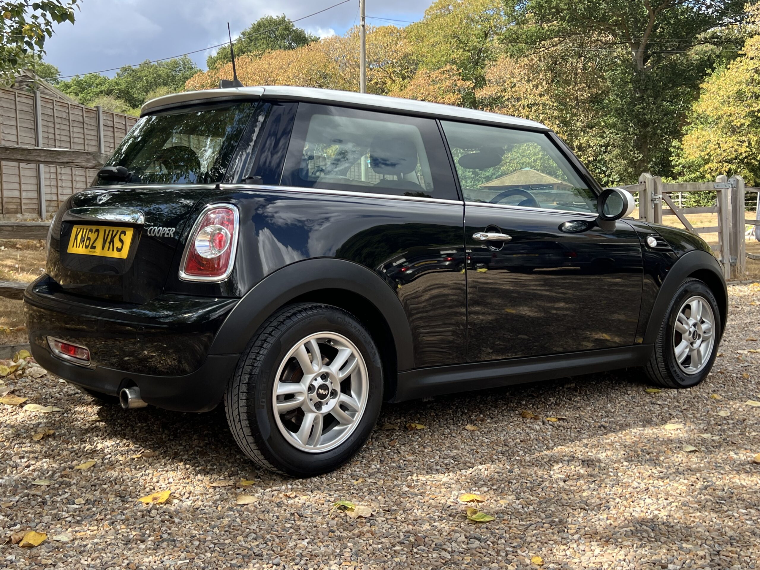
								MINI COOPER 1.6 BLACK full									
