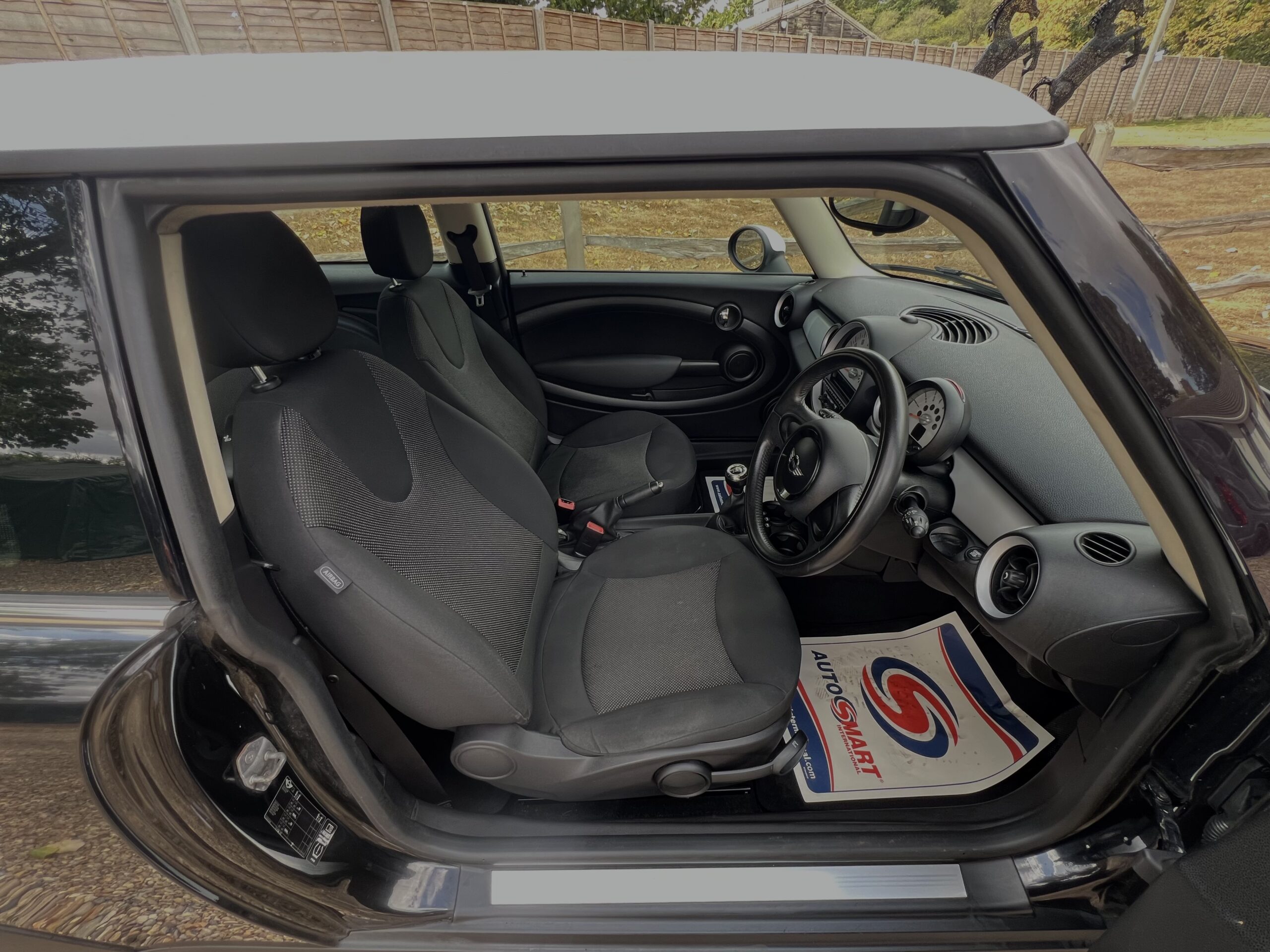
								MINI COOPER 1.6 BLACK full									